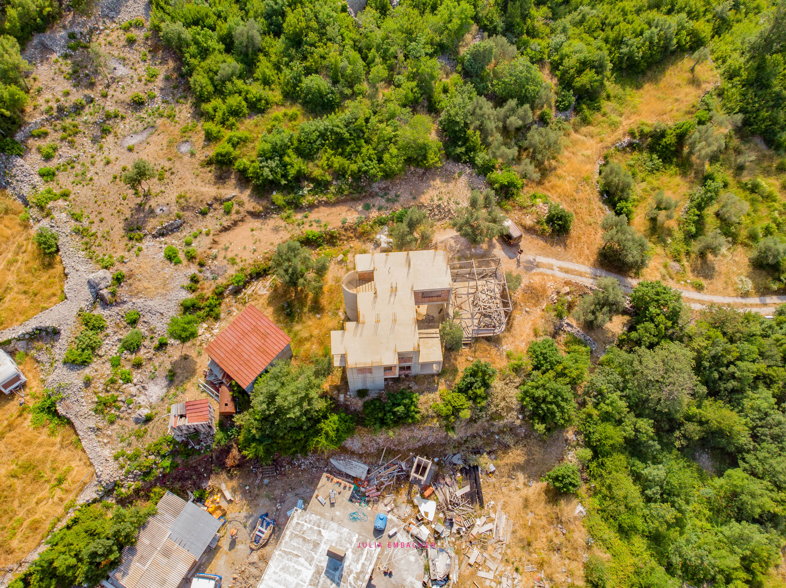 Immo Monte Sutomore Architektenvilla im Rohbau zum Verkauf Luftbild - Immobilien in Montenegro