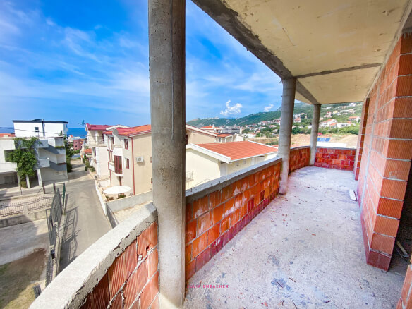 House with 7 apartments in Dobra Voda