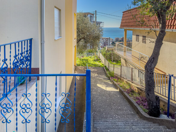 Haus zum Kauf in Dobra Voda – DVHK2