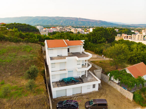 Ulcinj – velika kuća sa 3 stana