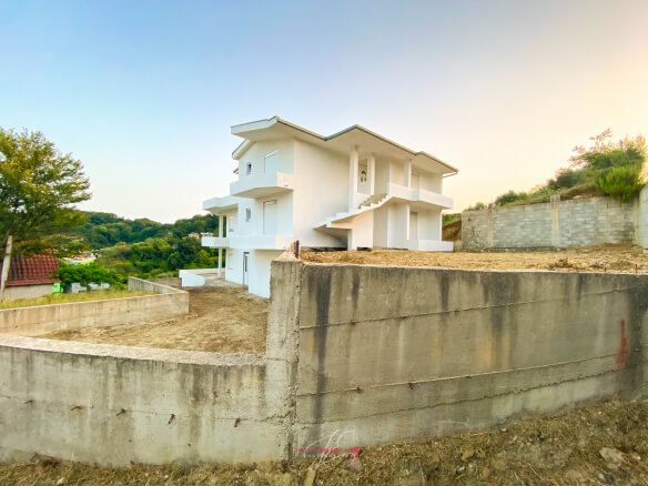 Ulcinj – velika kuća sa 3 stana