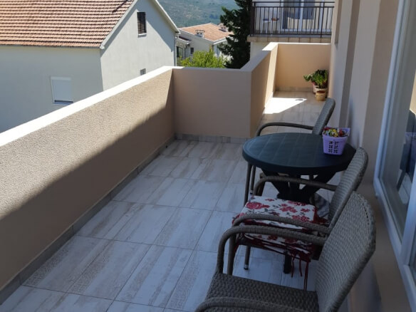 Haus in Radovići zum Kauf – RAHK1