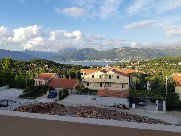 Haus in Radovići zum Kauf – RAHK1