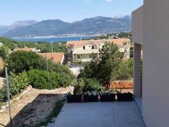Haus in Radovići zum Kauf – RAHK1