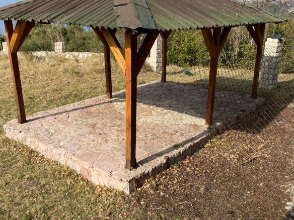 Plot in Dobra Voda with small wooden house – DV57