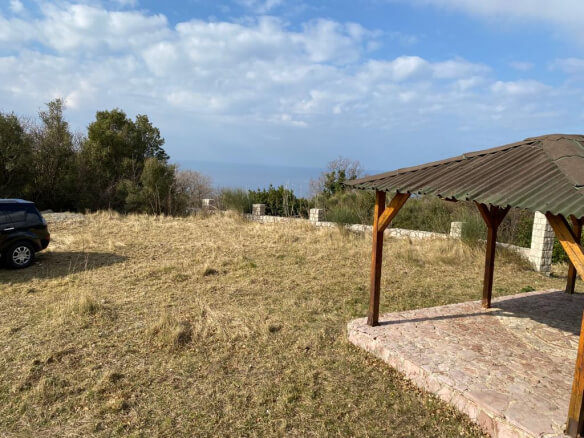 Plot in Dobra Voda with small wooden house – DV57