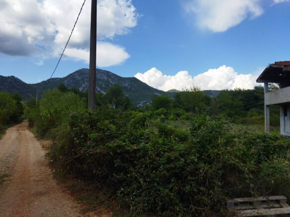 Prodajem zemljište u Orahovu/ kod Skadarskog jezera – Or1