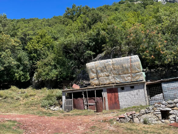 2 kuće u Starom Baru na ogromnom placu – BHK