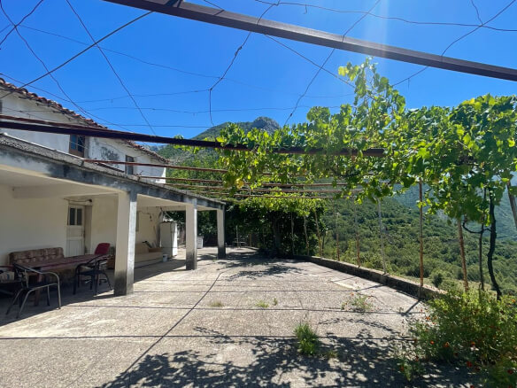 2 kuće u Starom Baru na ogromnom placu – BHK
