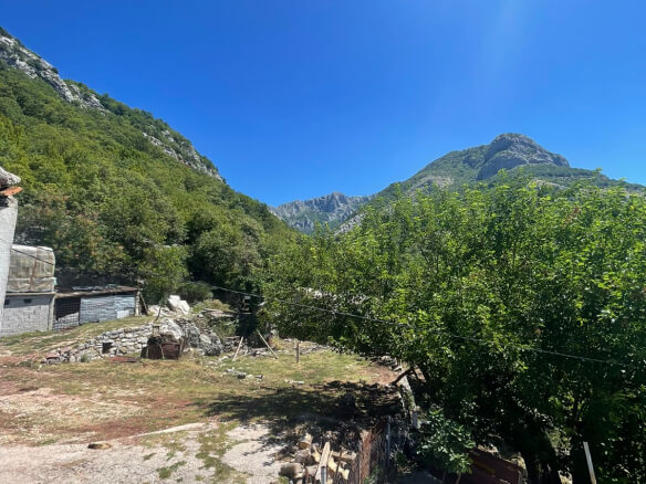 2 kuće u Starom Baru na ogromnom placu – BHK