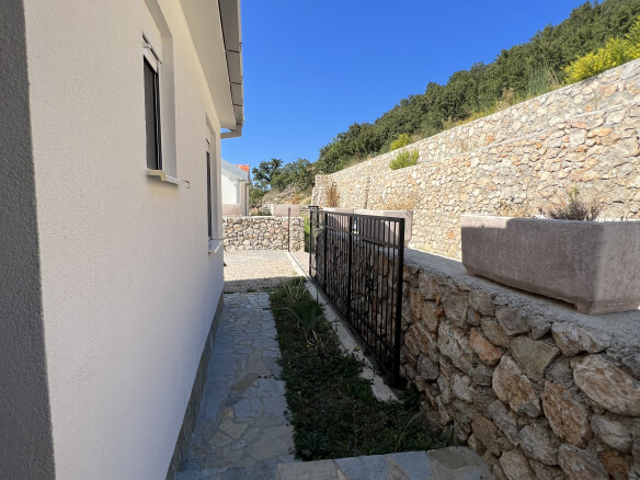 Samostojeća kuća u Brkanovićima sa bazenom i pogledom na more – BRHK2