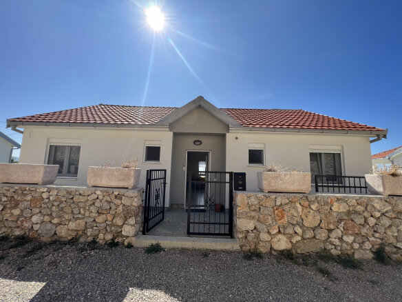 Samostojeća kuća u Brkanovićima sa bazenom i pogledom na more – BRHK2