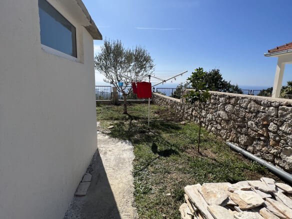 Samostojeća kuća u Brkanovićima sa bazenom i pogledom na more – BRHK2