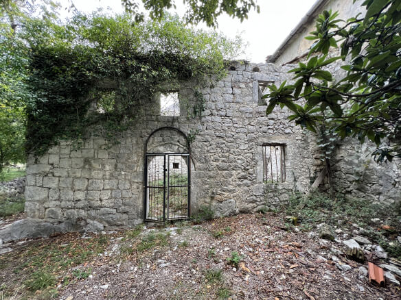 Plot in Stari Bar with spring and olive trees – SB1