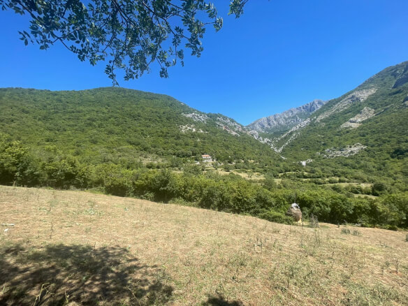 2 kuće u Starom Baru na ogromnom placu – BHK