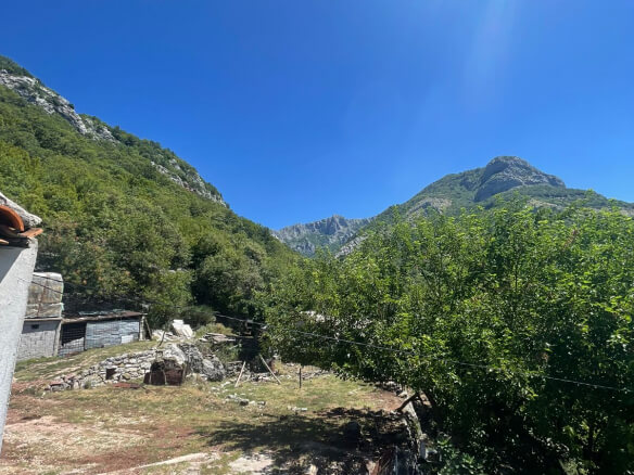 2 kuće u Starom Baru na ogromnom placu – BHK