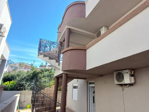 Prodaje se apartmanska kuća u Dobroj Vodi – DVHK26