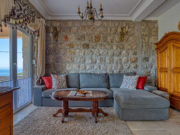Villa mit Pool in Buljarica zum Kauf – BuHK01