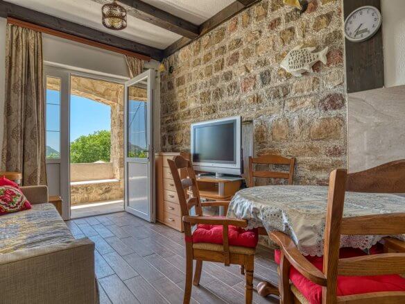 Villa mit Pool in Buljarica zum Kauf – BuHK01