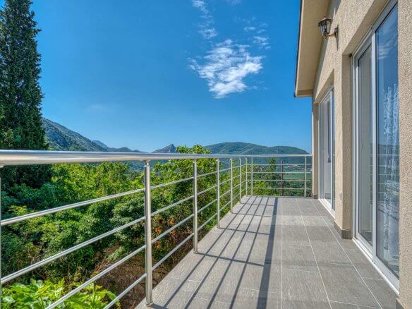 Villa mit Pool in Buljarica zum Kauf – BuHK01