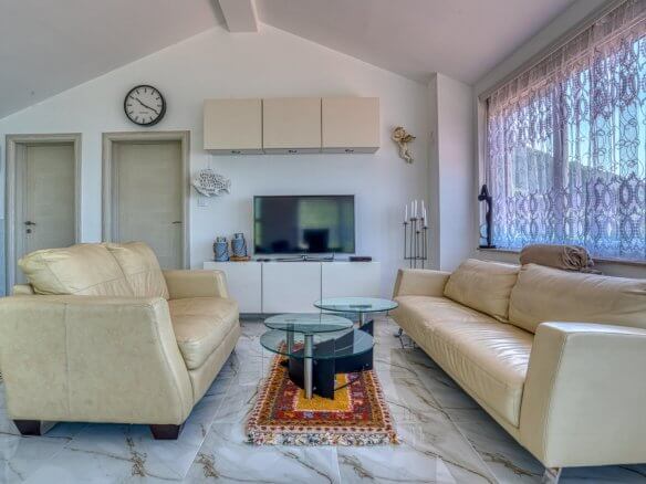 Villa mit Pool in Buljarica zum Kauf – BuHK01