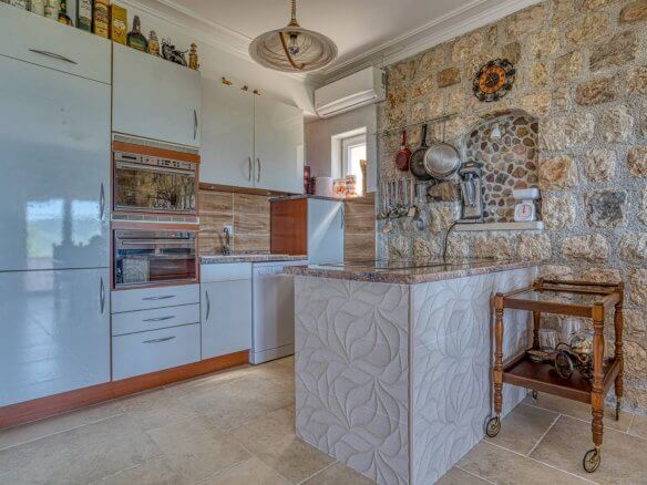 Villa mit Pool in Buljarica zum Kauf – BuHK01