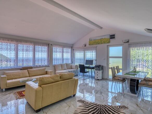 Villa mit Pool in Buljarica zum Kauf – BuHK01
