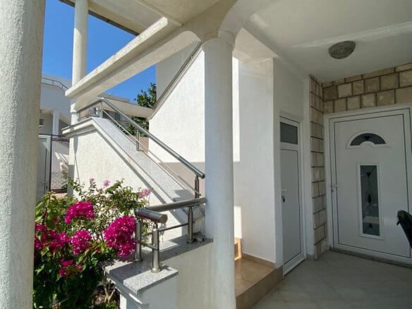 Prodaje se apartmanska kuća u Donjem Stoju/Ulcinj – UlHK21