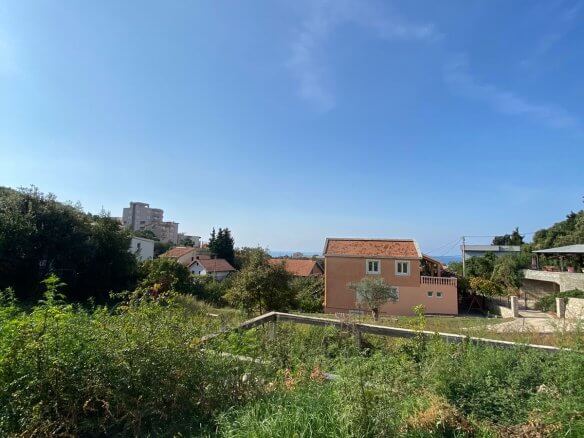 Urbanisiertes Grundstück in Utjeha zum Kauf – U11