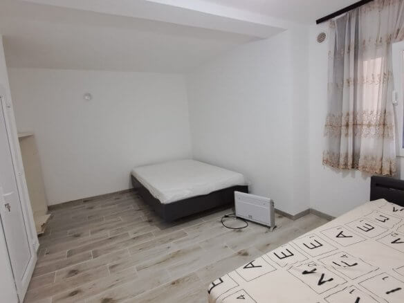 Iznajmljuje se stan u kući u Marovićima/Bar – MB93