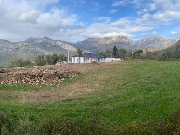 Prodaje se zemljište sa ruševinama u Velembusima/Bar – B95
