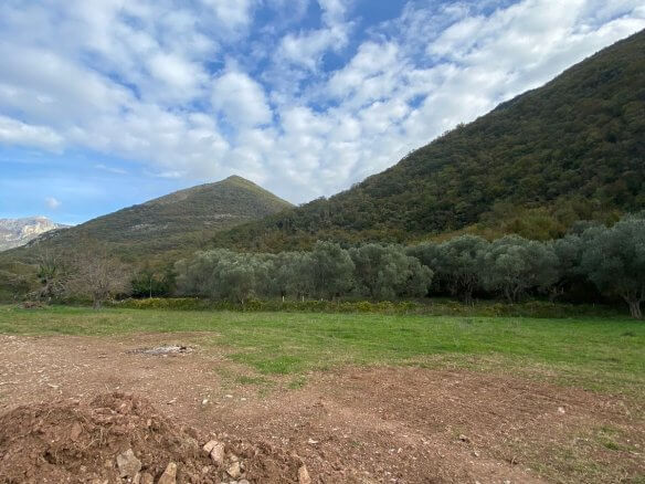 Prodaje se zemljište sa ruševinama u Velembusima/Bar – B95