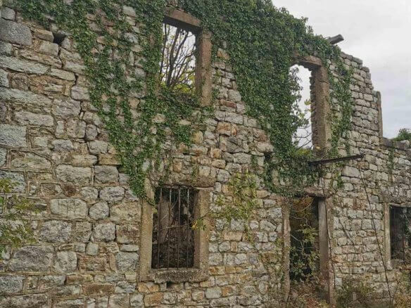 Prodaje se zemljište sa ruševinama u Velembusima/Bar – B95