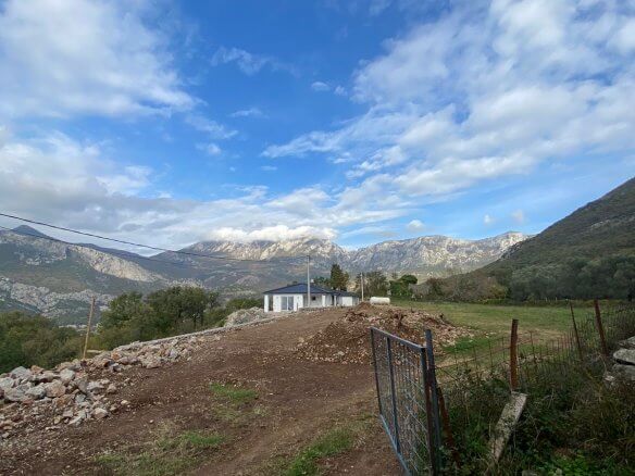 Prodaje se zemljište sa ruševinama u Velembusima/Bar – B95
