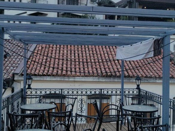 Izdaje se atraktivan troetažni poslovni prostor u Starom Baru – MB105