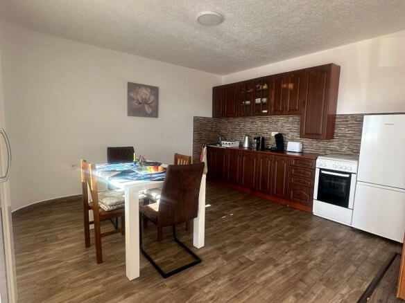Prodaje se apartmanska kuća u Čelugi/ Baru – BHK136