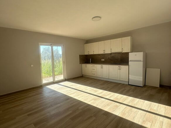 Prodaje se apartmanska kuća u Čelugi/ Baru – BHK136