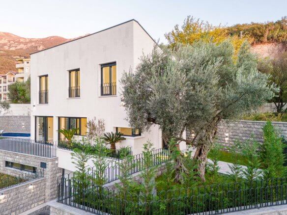 Luxury villa in Budva just 1 minute from the sea – BuHK4