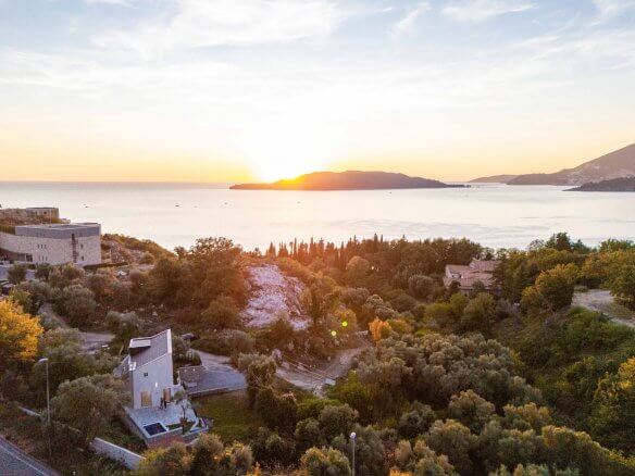 Luxury villa in Budva just 1 minute from the sea – BuHK4