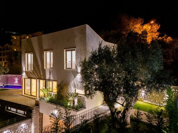 Luxury villa in Budva just 1 minute from the sea – BuHK4