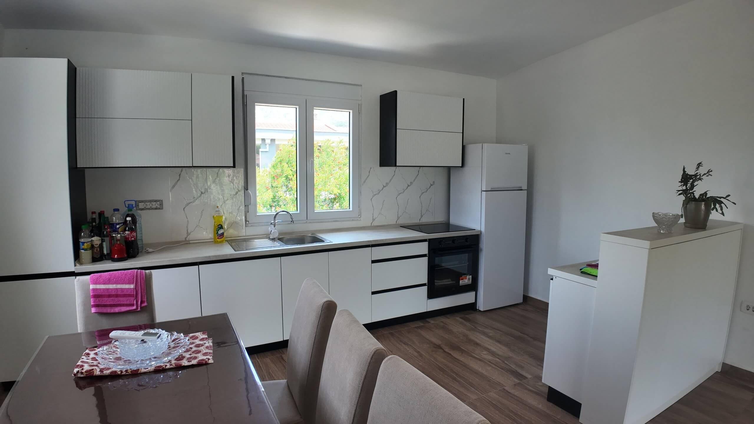 Großzügige Mietwohnung mit Bergblick in Zaljevo/Bar – MB110