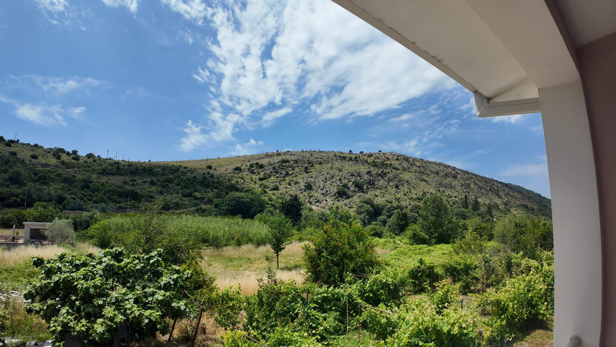 Großzügige Mietwohnung mit Bergblick in Zaljevo/Bar – MB110