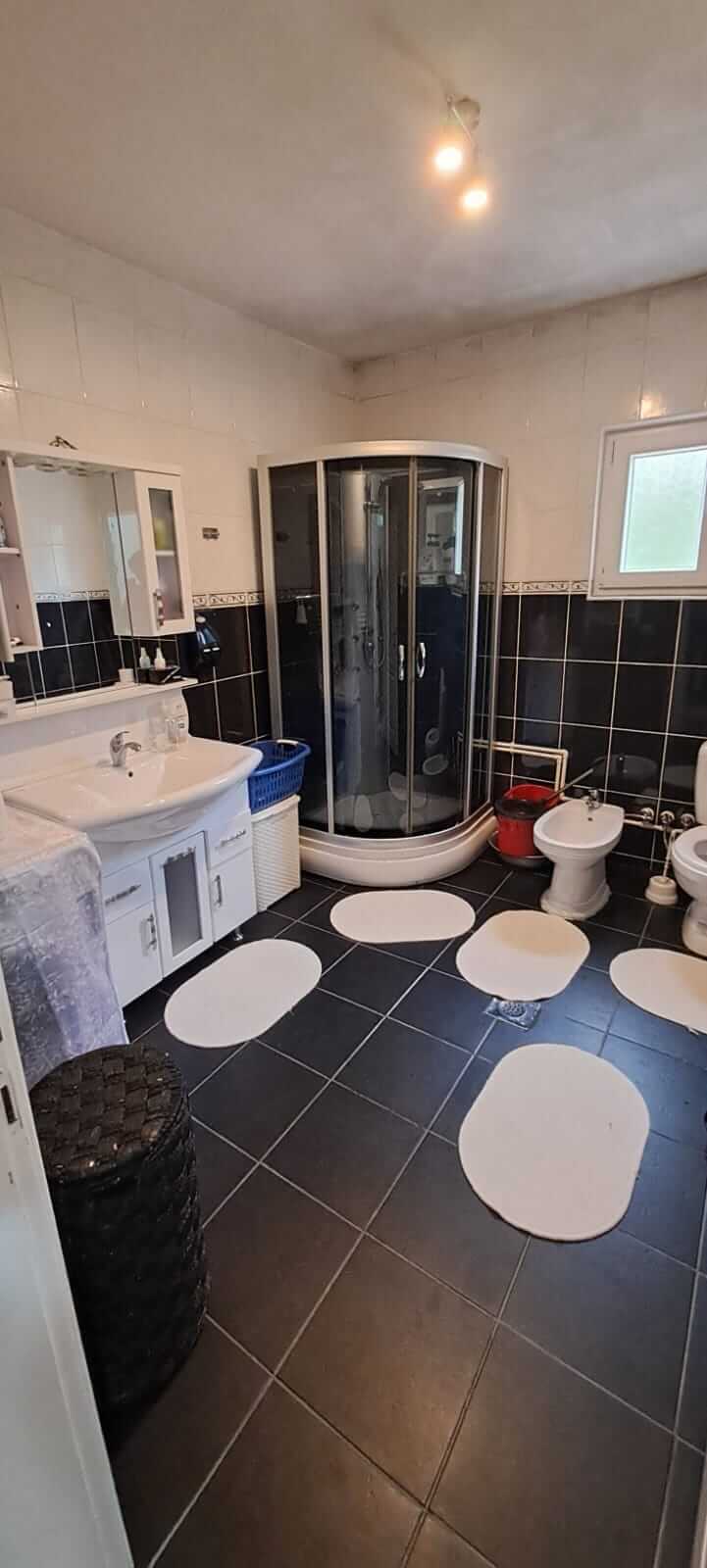 Gepflegtes Einfamilienhaus mit traumhaftem Panoramablick in Rožaje zum Kauf – RoHK13
