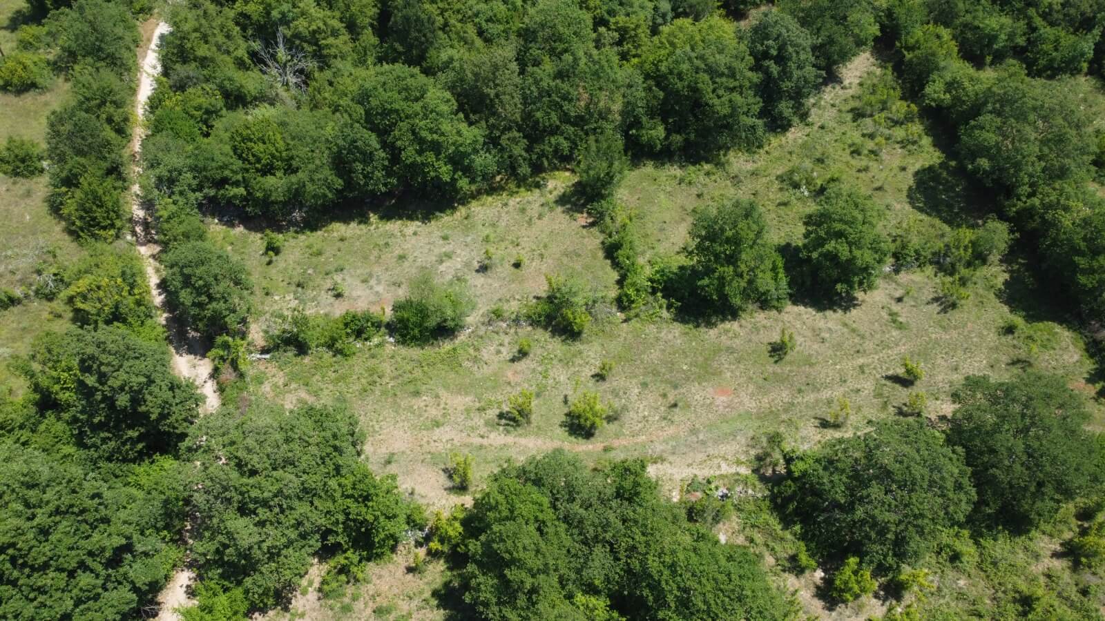 Ruhig gelegenes Grundstück mit urbanisiertem Bauland in Velja Gorana – Natur, Privatsphäre und Entwicklungspotenzial – Go4