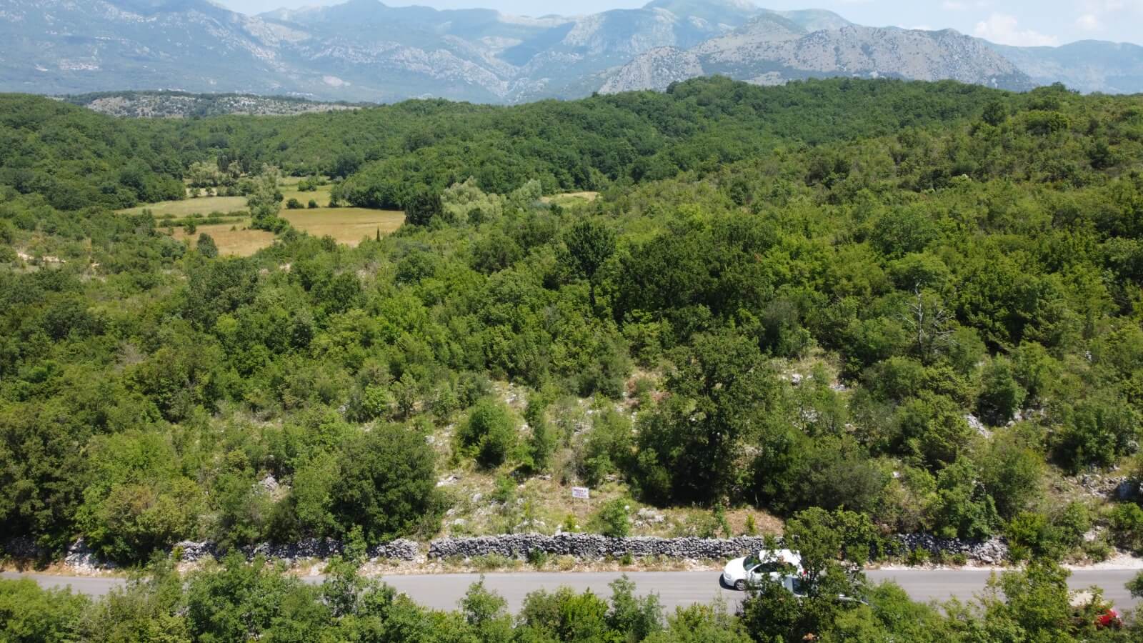 Ruhig gelegenes Grundstück mit urbanisiertem Bauland in Velja Gorana – Natur, Privatsphäre und Entwicklungspotenzial – Go4