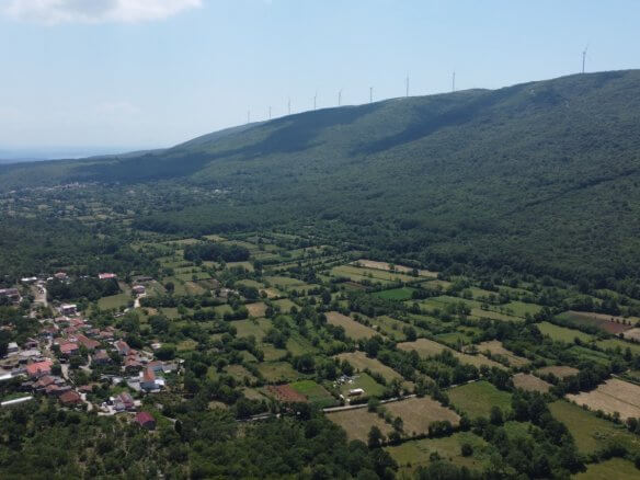 Mirno smještena parcela s urbaniziranim građevinskim zemljištem u Veljoj Gorani – priroda, privatnost i potencijal za razvoj – Go4