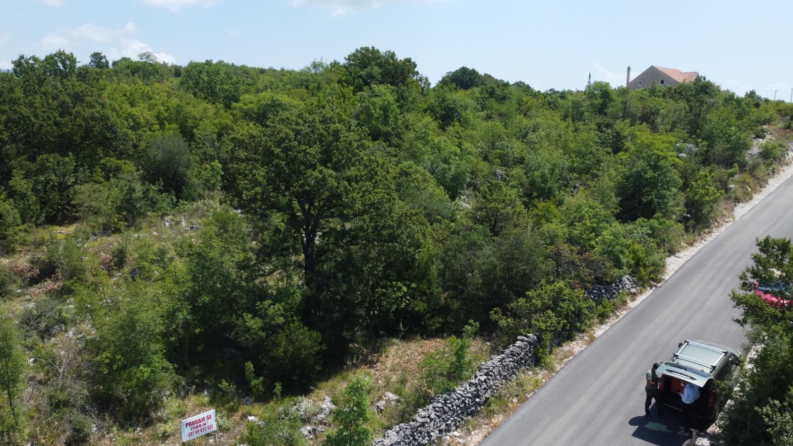 Ruhig gelegenes Grundstück mit urbanisiertem Bauland in Velja Gorana – Natur, Privatsphäre und Entwicklungspotenzial – Go4
