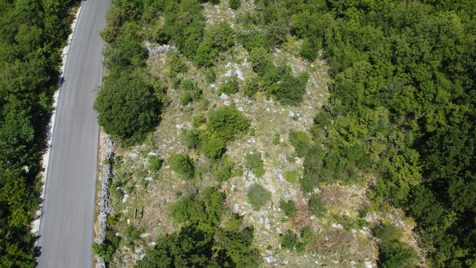 Ruhig gelegenes Grundstück mit urbanisiertem Bauland in Velja Gorana – Natur, Privatsphäre und Entwicklungspotenzial – Go4
