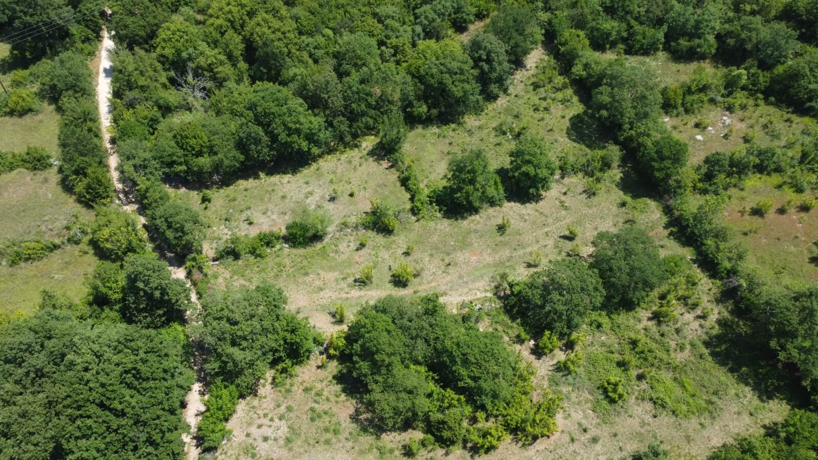 Ruhig gelegenes Grundstück mit urbanisiertem Bauland in Velja Gorana – Natur, Privatsphäre und Entwicklungspotenzial – Go4