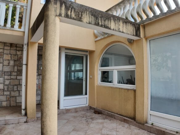 Legalisierte Villa erste Linie am Meer mit Meerzugang in Kruće/ Bar zum Kauf – BHK141